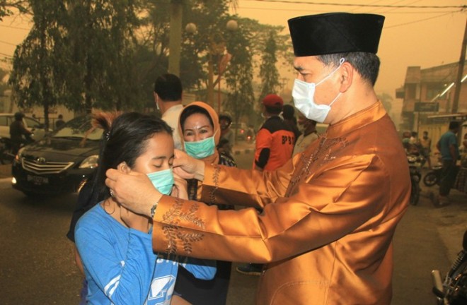 Walikota Jambi SY Fasha memakaikan masker kepada siswa  sekolah di Kota Jambi